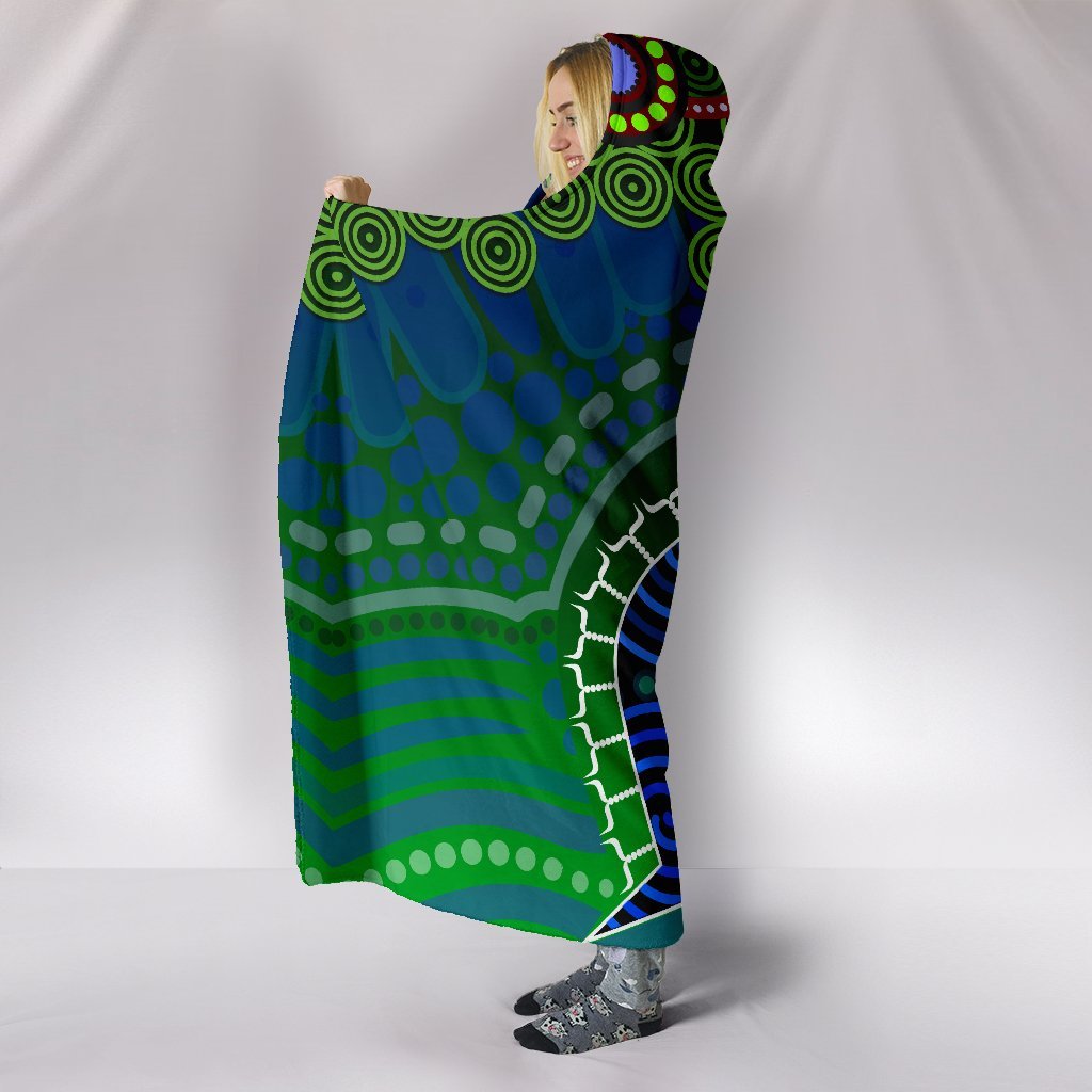 torres-strait-hooded-blanket-dhari-and-dot-patterns